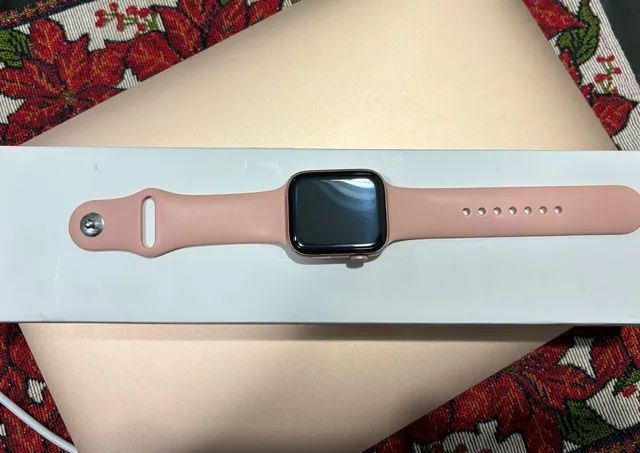 Apple Watch Series 6 44mm Caixa Dourada e Pulseira Areia-rosa Esportiva em  Promoção na Americanas