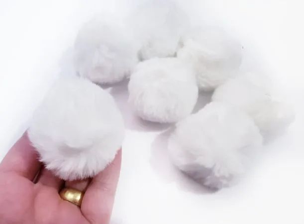 Pacote com 50 Pompons de Pelúcia NYBC.