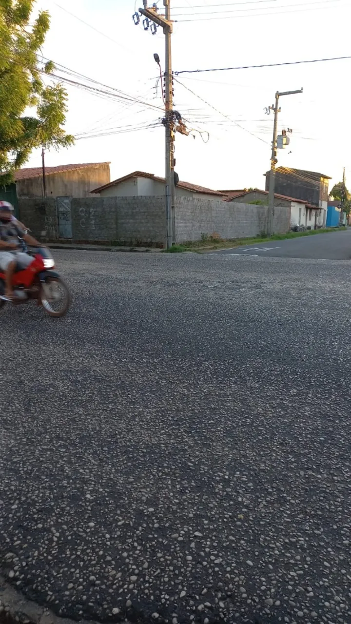 Vende-se casa bem localizada na avenida do Planalto Uruguai