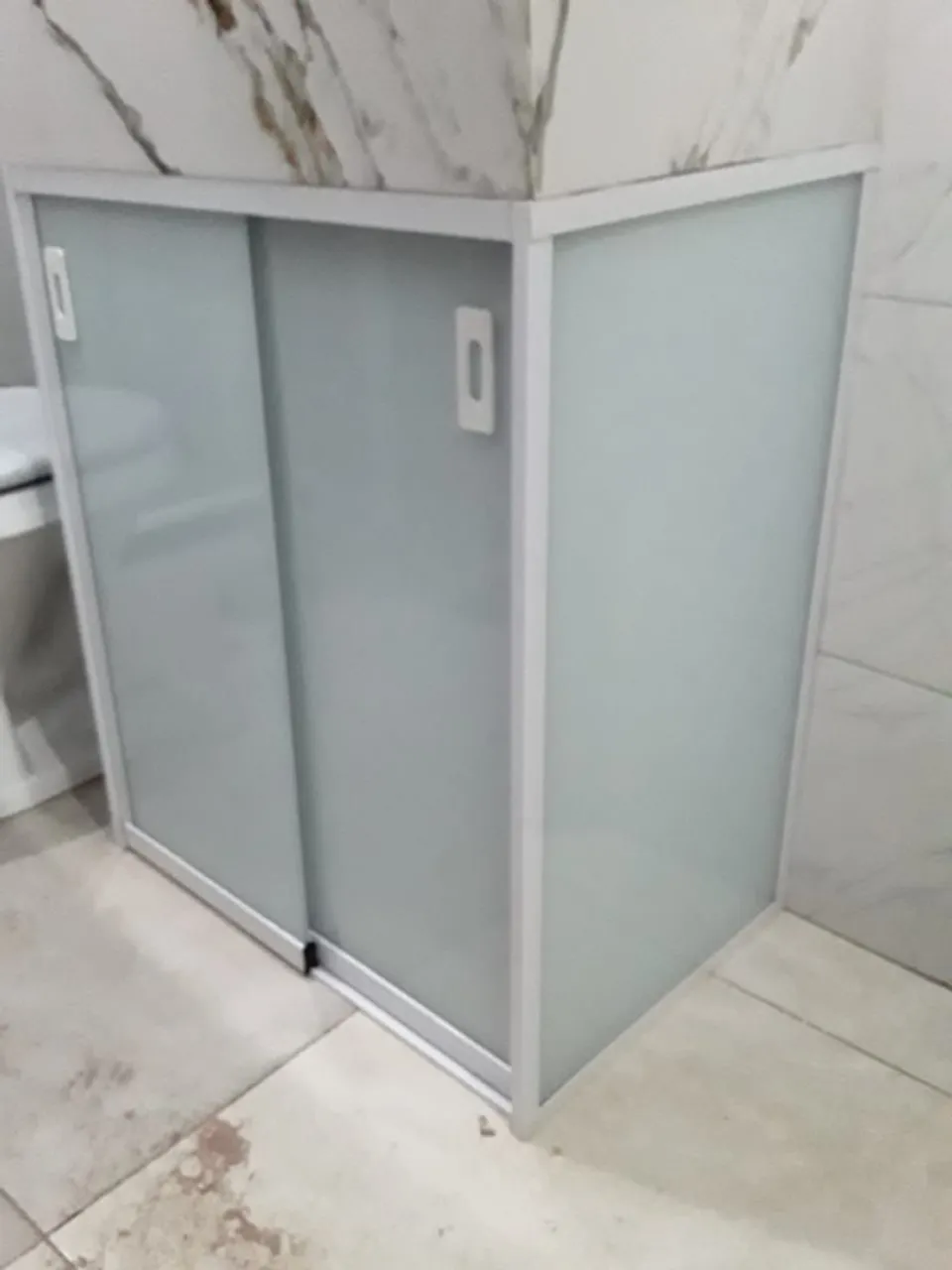 Gabinete de banheiro com portas de vidro