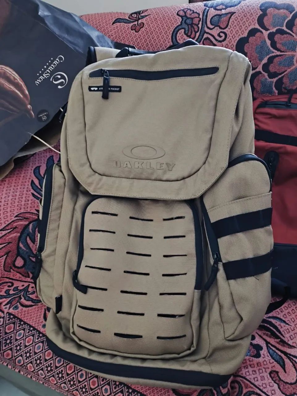 Mochila Oakley - Design moderno e resistente!