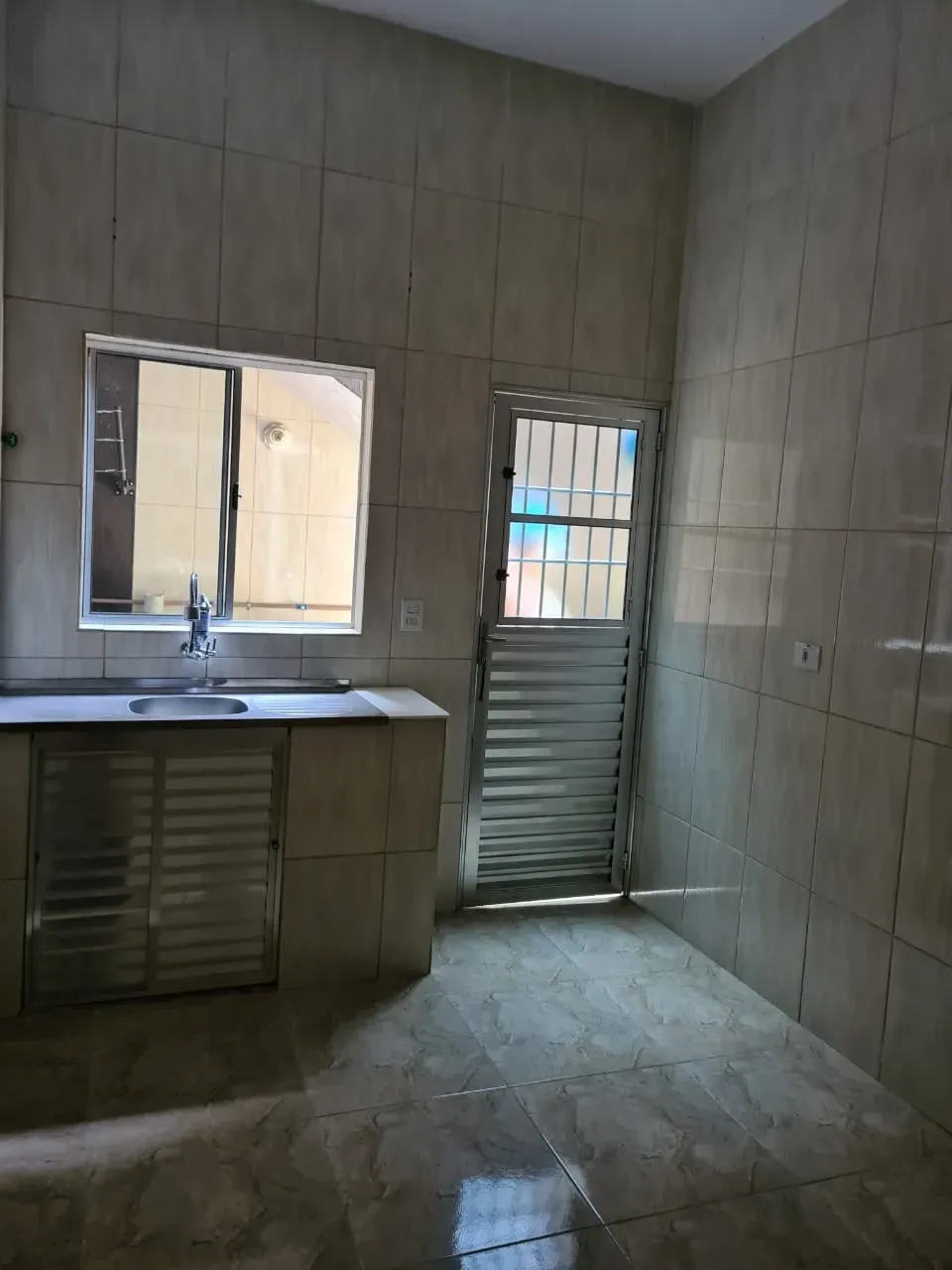 Aluga-se casa na Avenida Brasília, 591 - Bairro Vera Teresa- Caieiras/SP.