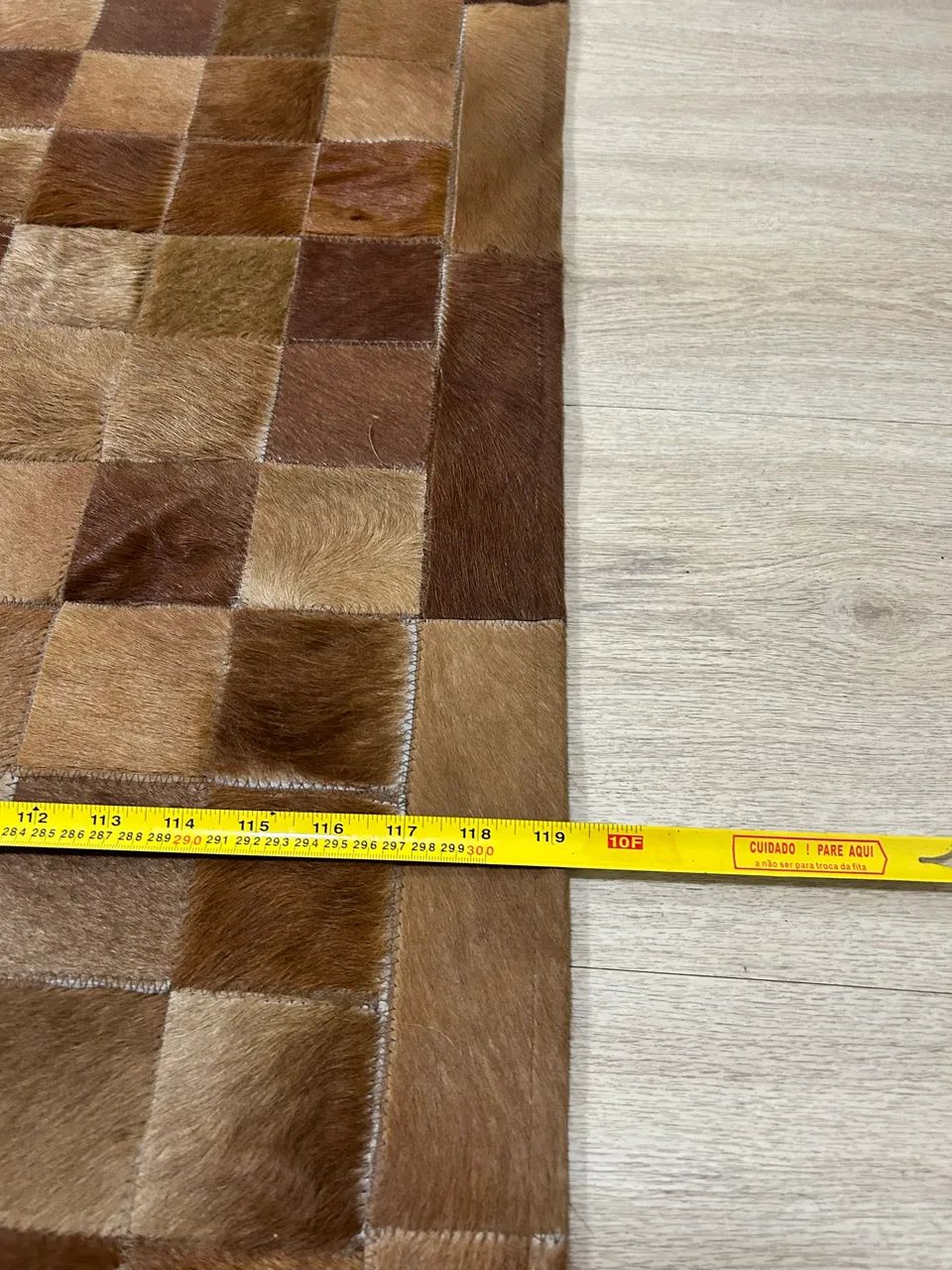 TAPETE COURO 2,00 X 3,00 COURO LEGÍTIMO MARROM BEGE E DOURADO - Foto 4