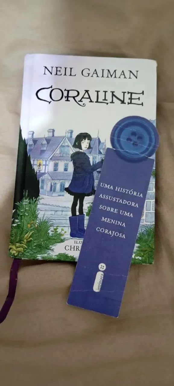 Livro Coraline, marca páginas com pequenas marcas de uso, lido poucas vezes - Foto 2