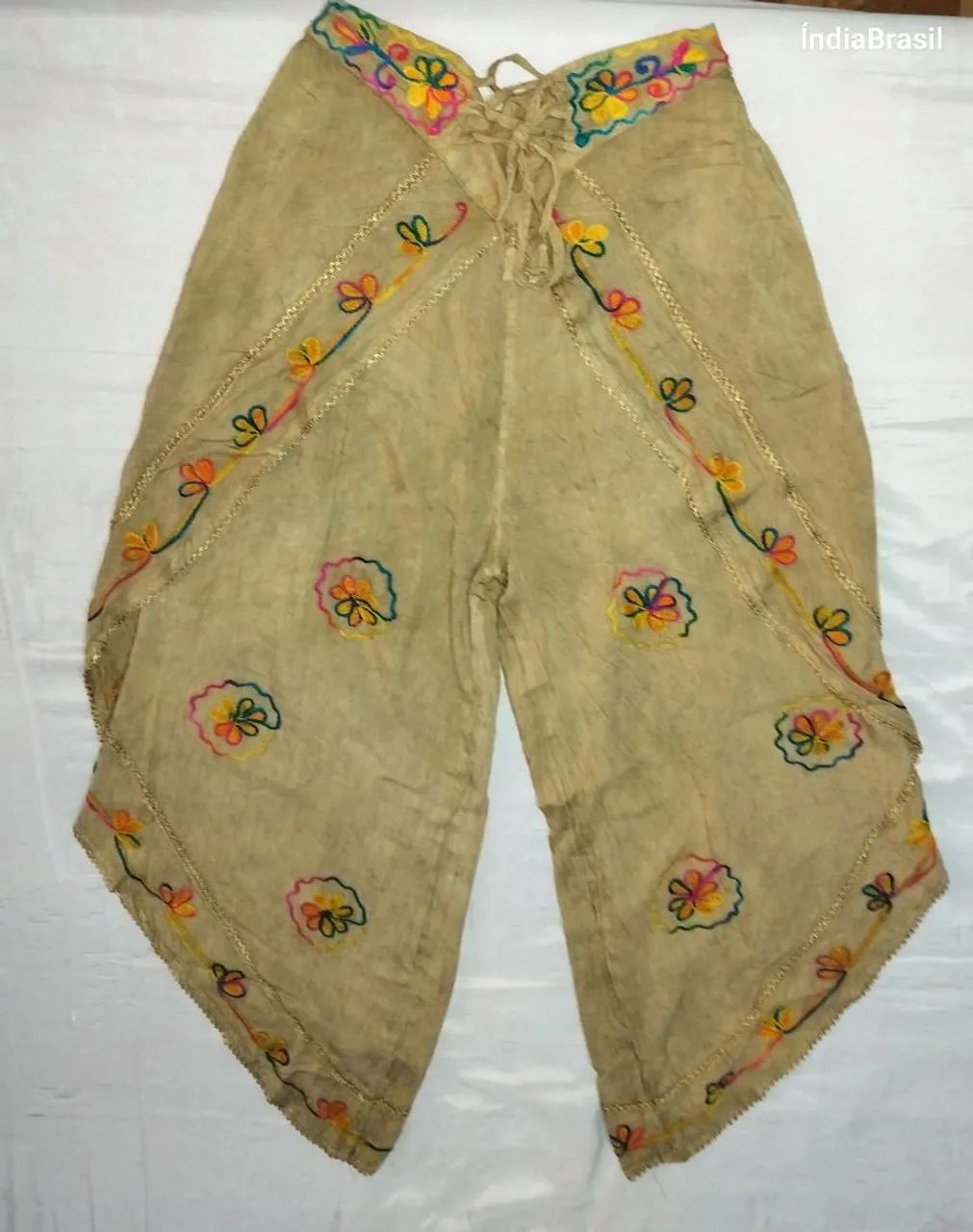 Calça Indiana de tecido leve com bordado floral