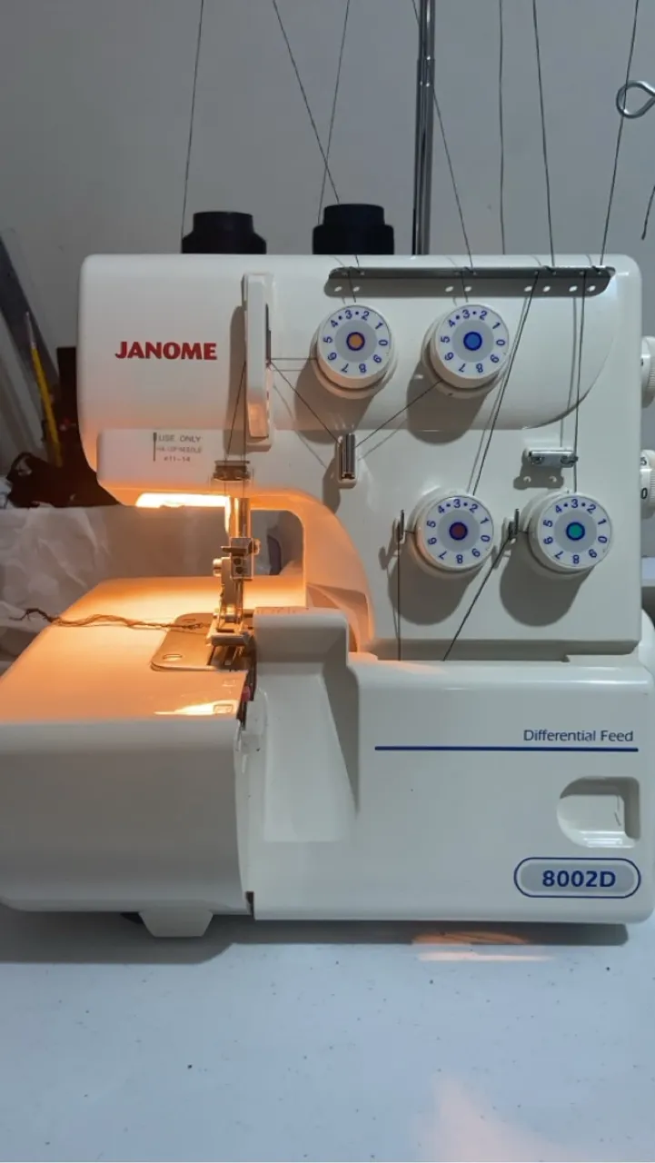 Maquina de costura Overloque Janome 8002D