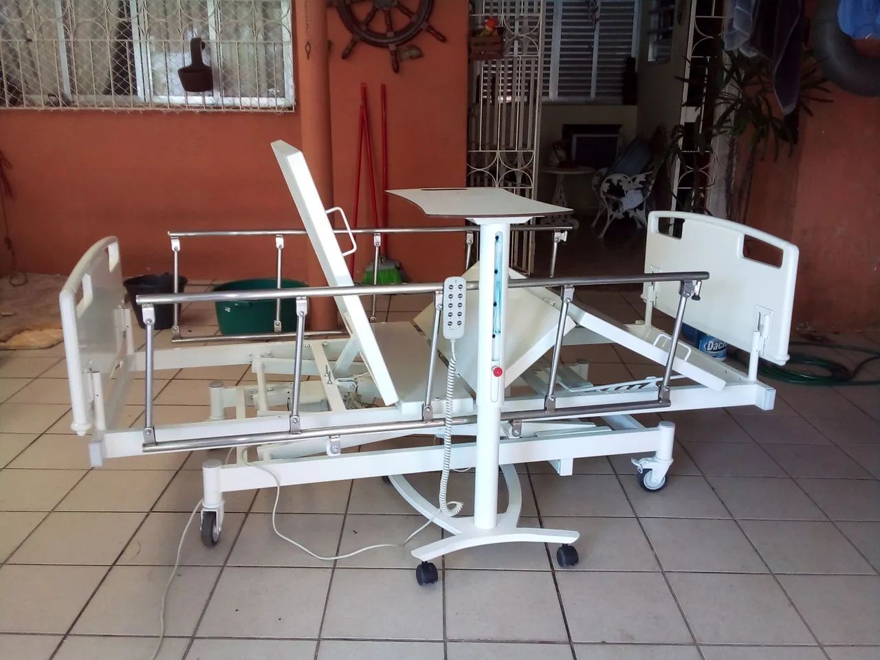 Cama hospitalar elétrica eleva a altura no controle do chão.  - Foto 4