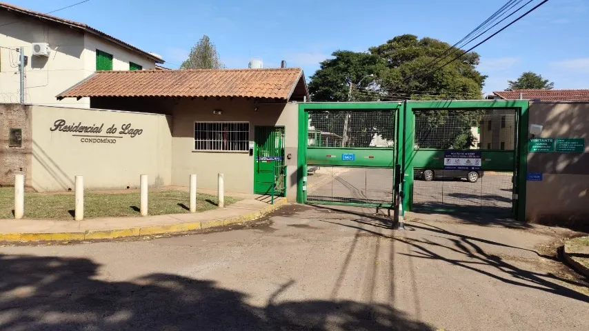 Apê térreo, sendo 1 suíte, 1 quartos, com sacada, sala 2 ambientes. 2 ares condicionados
