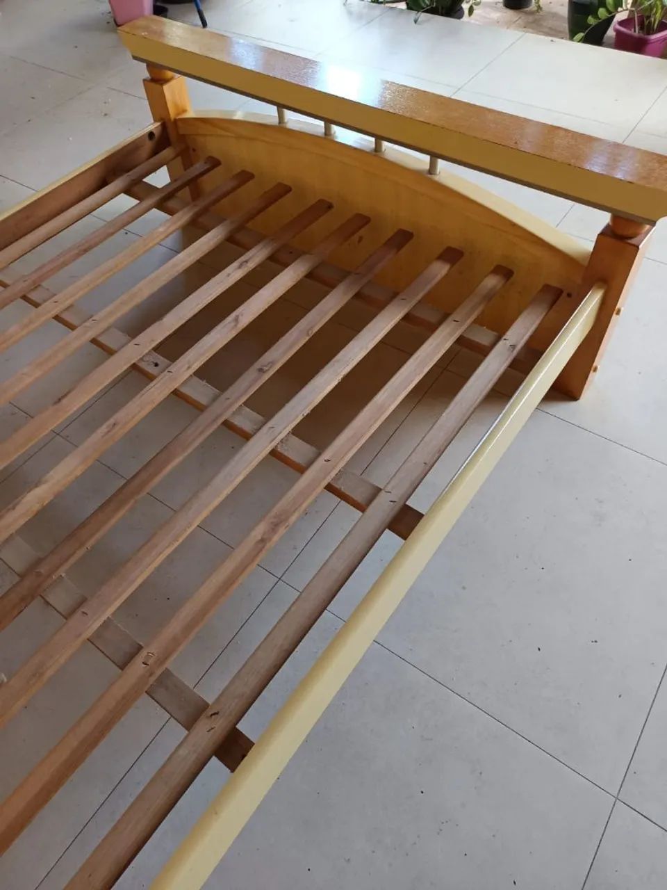 Cama de casal de madeira maciça resistente, com cabeceira e colchão de Onix - Foto 3