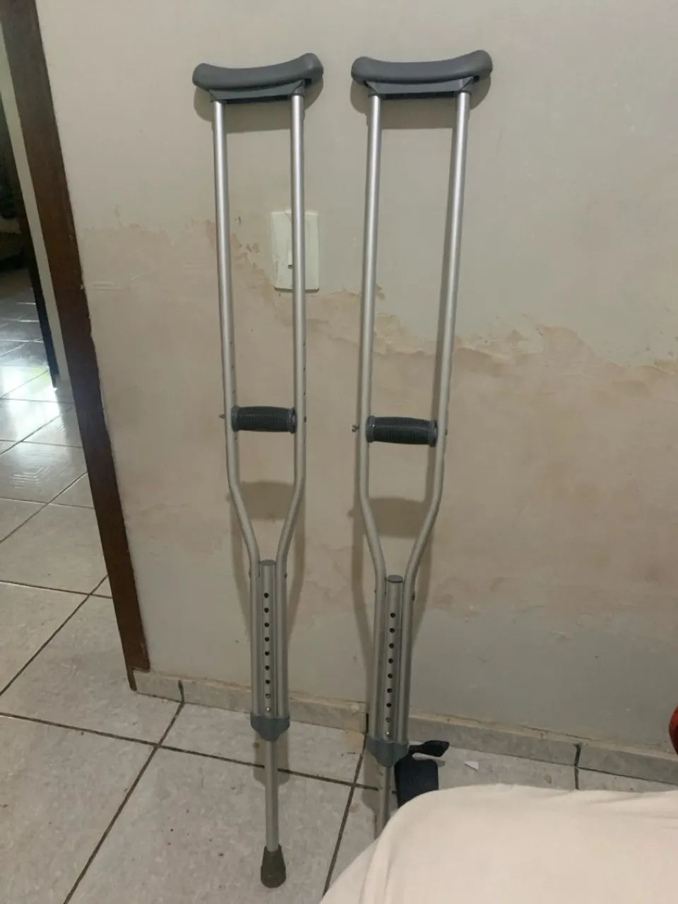 Muleta e bota ortopédica 