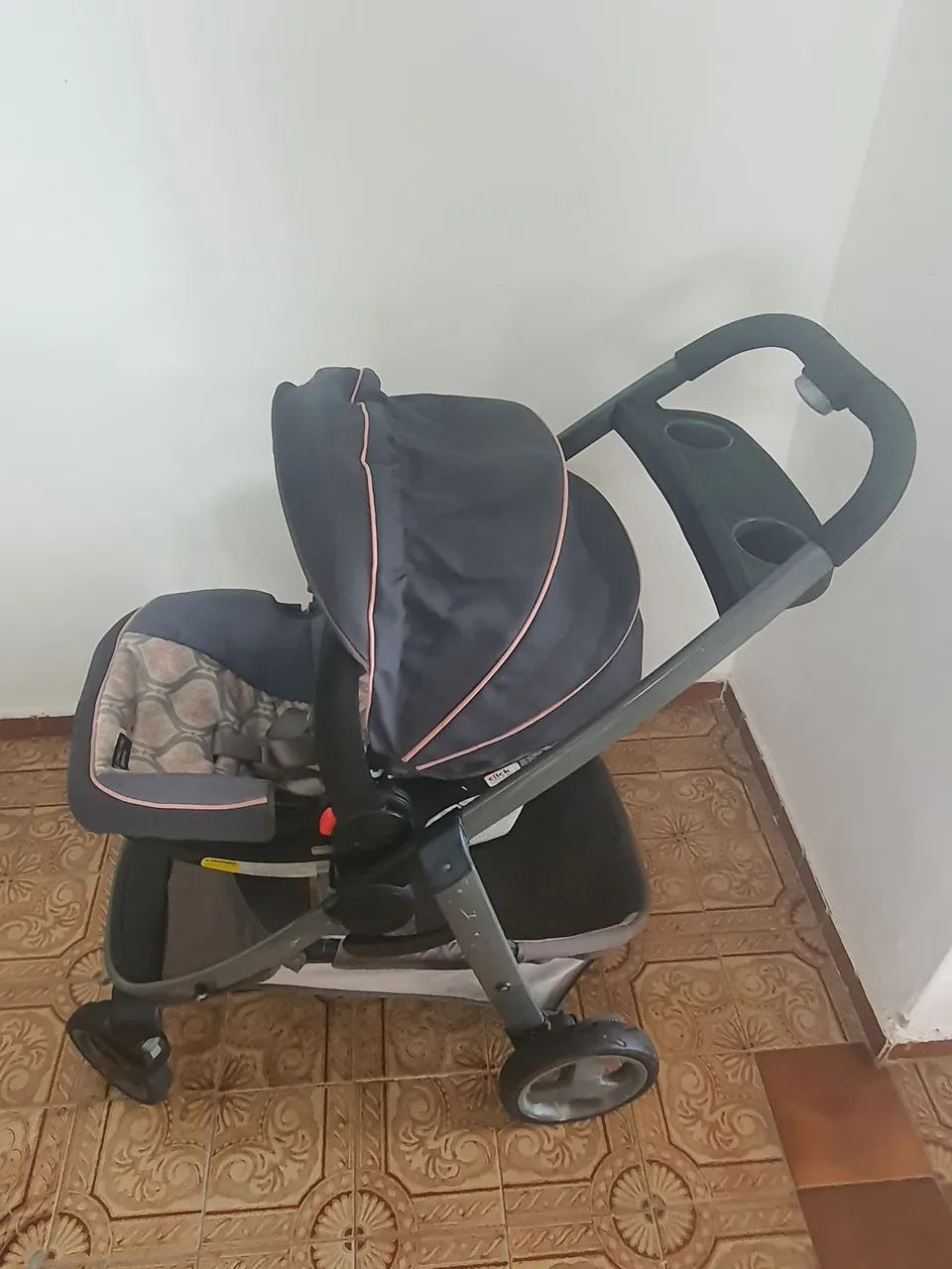Carrinho de Bebê com Bebê Conforto - Usado