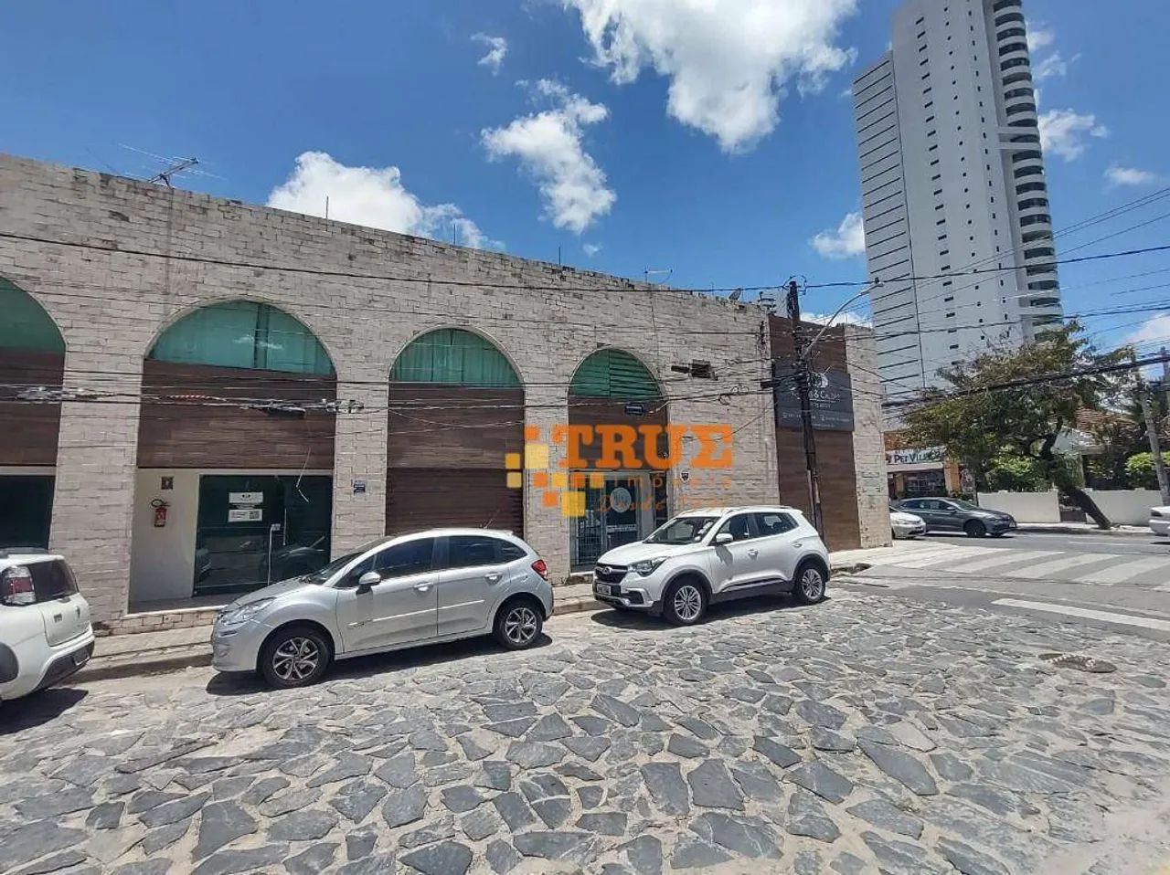 PRÉDIO COMERCIAL - CASA FORTE - EXCELENTE