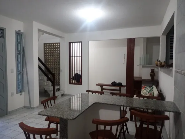 Casa de Praia (à beira-mar), em Búzios, 100m², sendo térreo e 1º andar. 2 quartos.