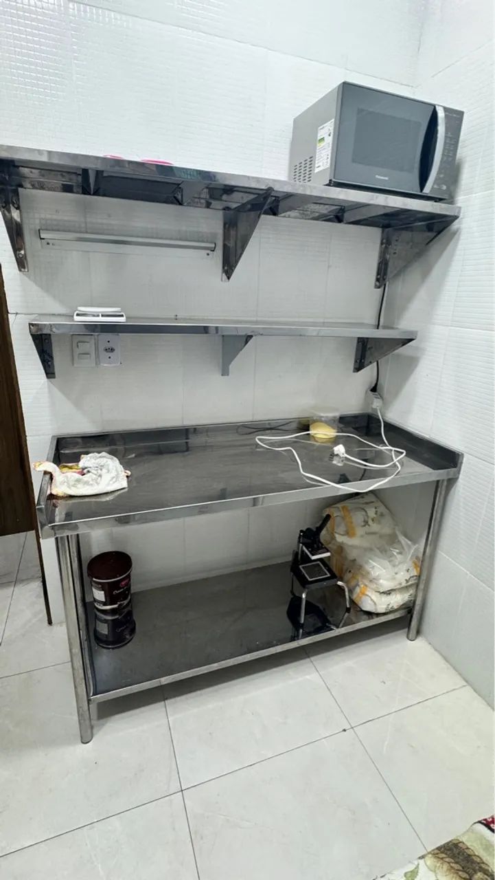 Pechincha! Prateleiras e mesa de aço inox