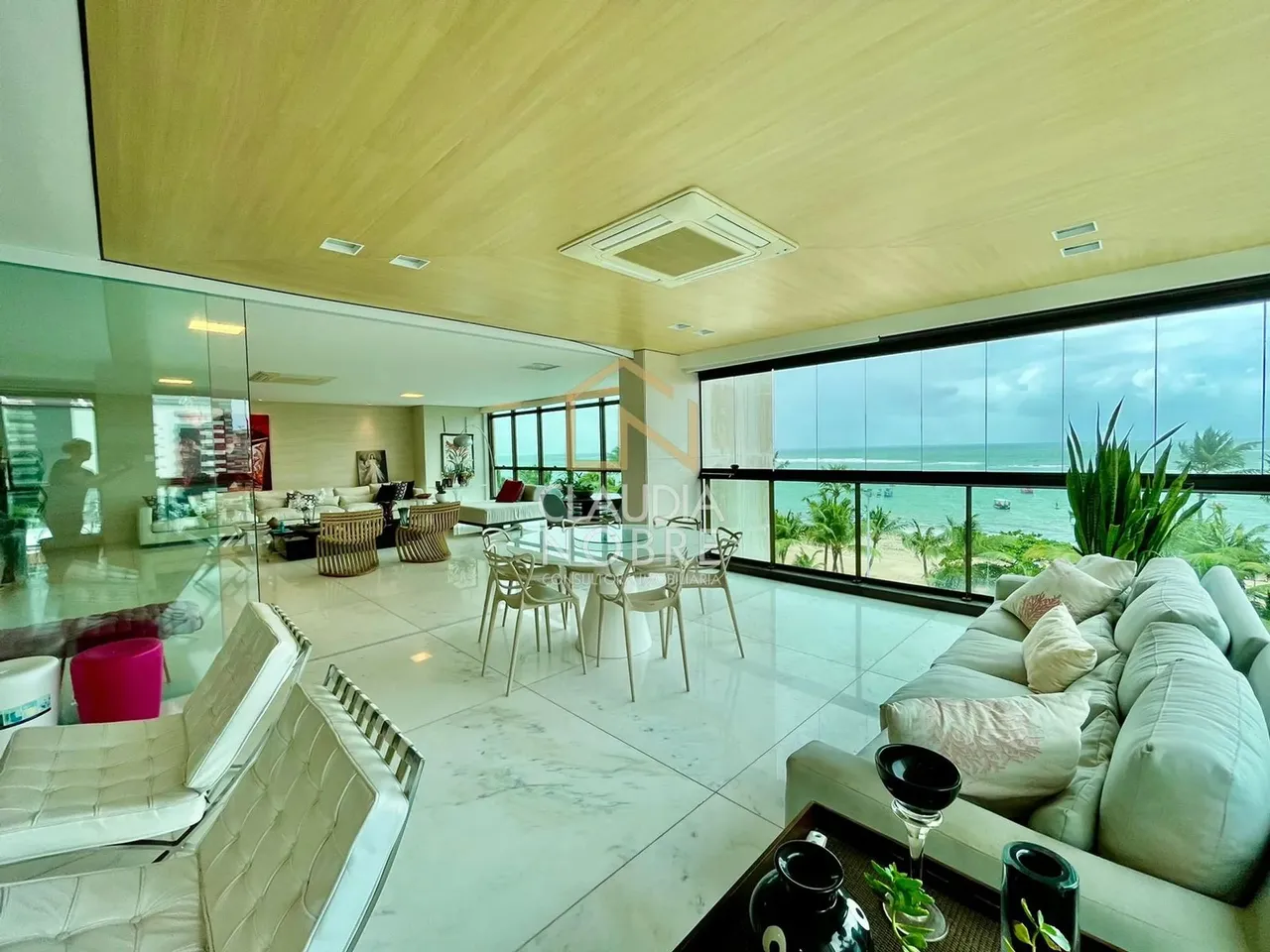 Beira-Mar de Alto Padrão na Ponta Verde 350m², 4 Suítes e Vista Total para o Mar - Maceió