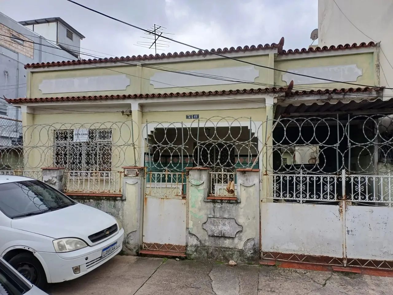 Casa ampla com terreno de 360m² à venda em Duque de Caxias - Ótima Localização.