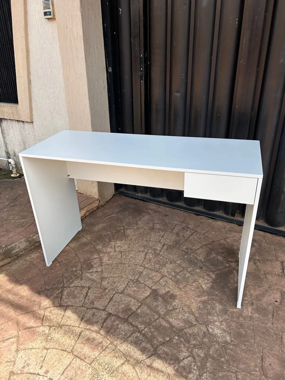 Mesa de escritório com uma gaveta