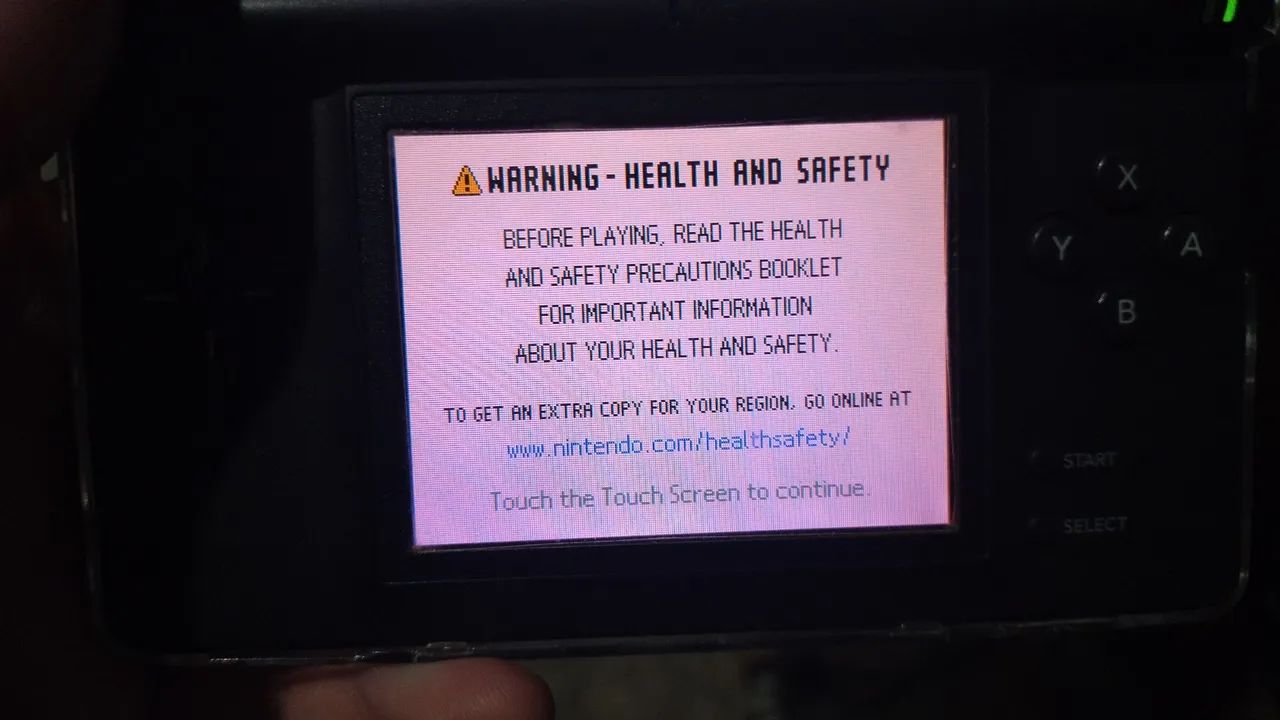 Nintendo DS com dois jogos originais, um flashcard de GBA e cabo USB para carregar. - Foto 6