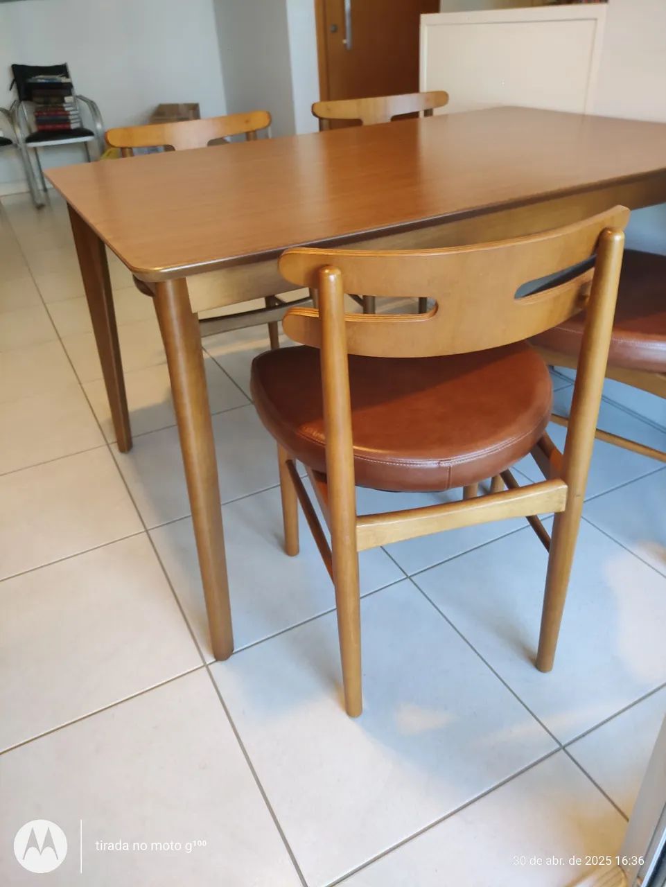 Vendo mesa de madeira com 4 cadeiras. Excelente estado de conservação. Impecável.  - Foto 2