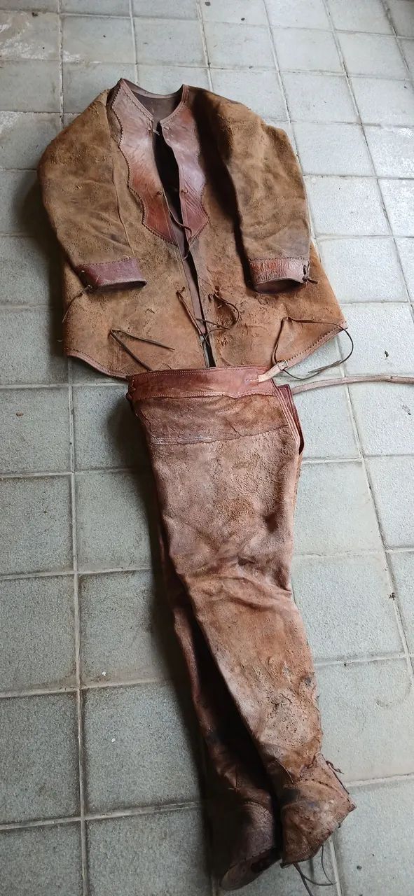 Roupa de couro pra vaqueiro (gibão e perneira) ótimo estado,pouco tempo de uso - Foto 4