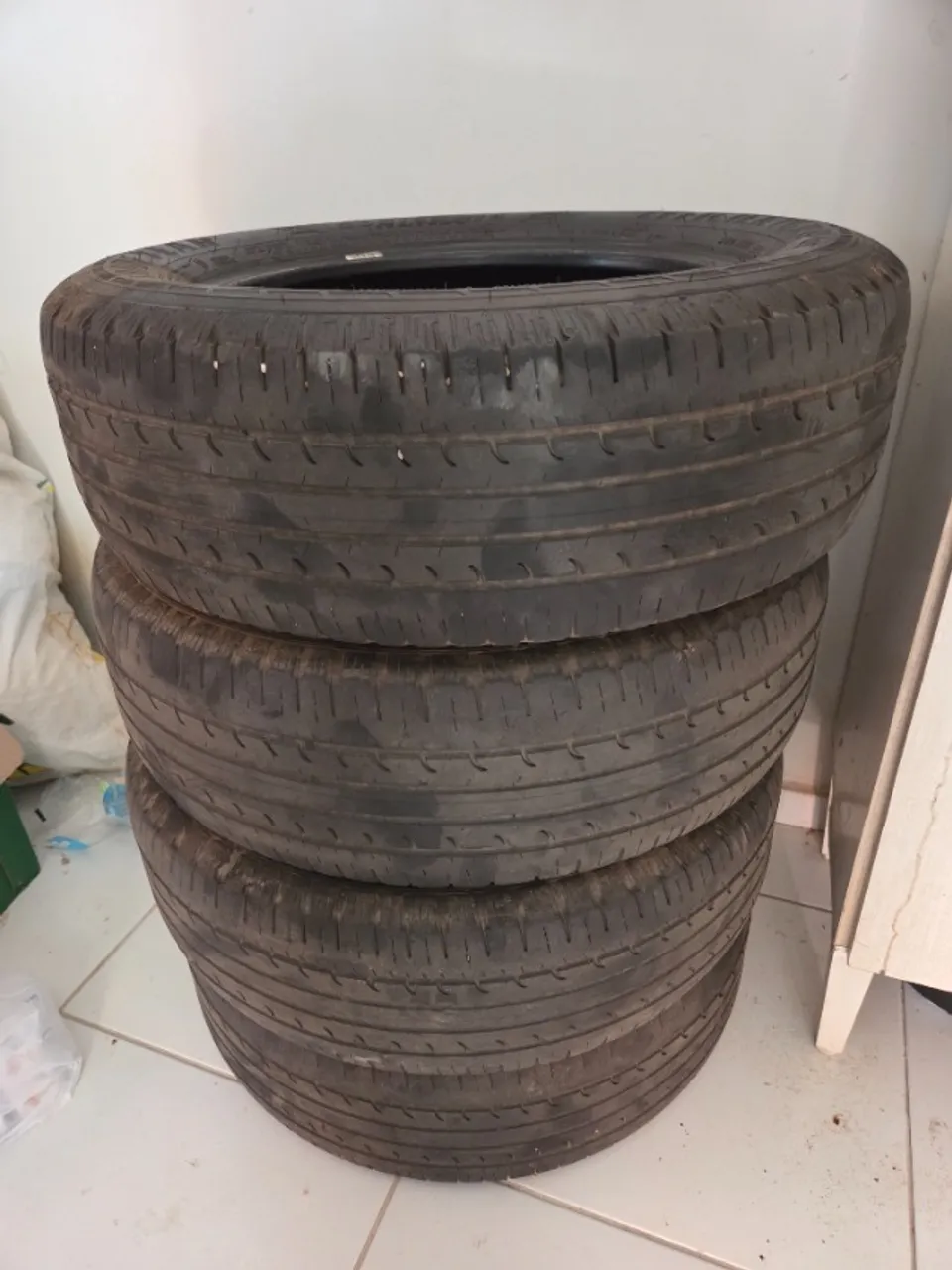 Jogo de pneus Goodyear Efficient Grip SUV 205/65 R16 usados. Ideal para Creta