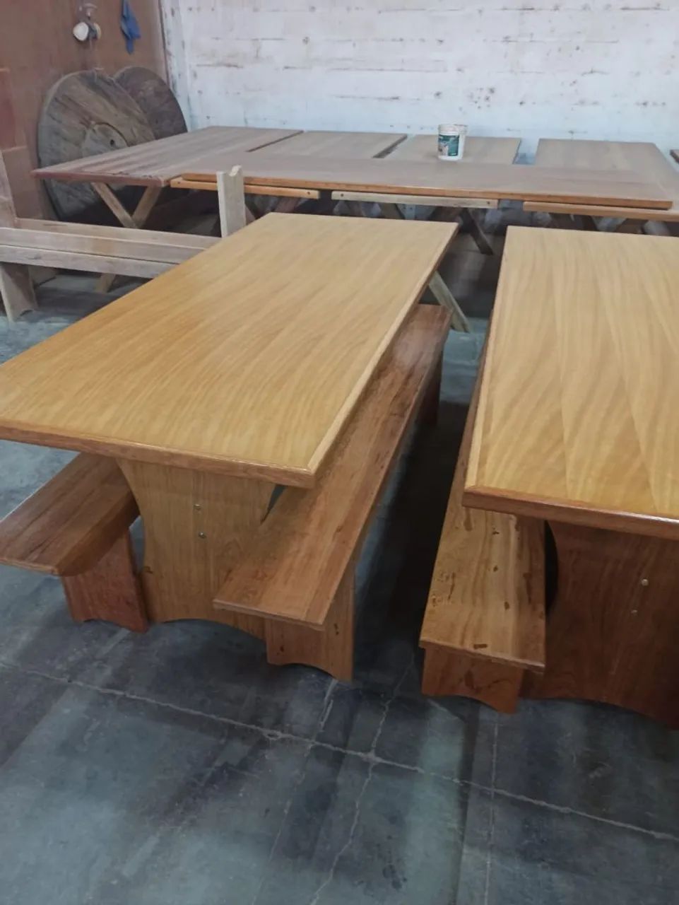 Mesa de Madeira  com 2 bancos