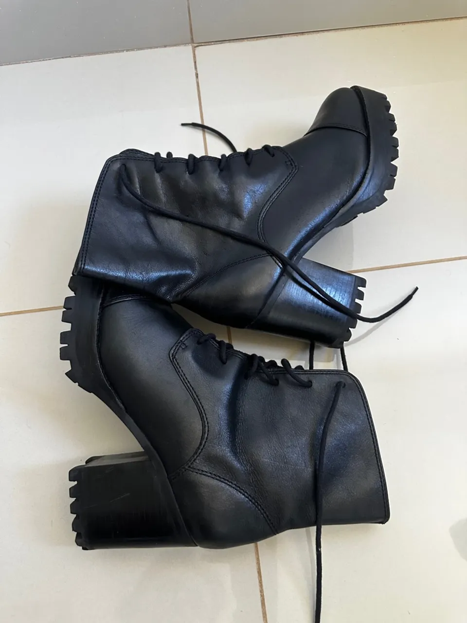 Botas Femininas de Couro Preto - Modernas e Confortáveis