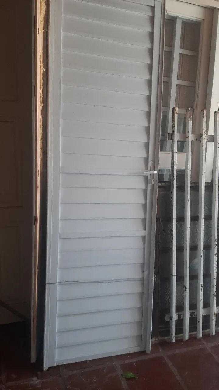 Porta aluminio 60x210 com chave e batente  - Foto 2