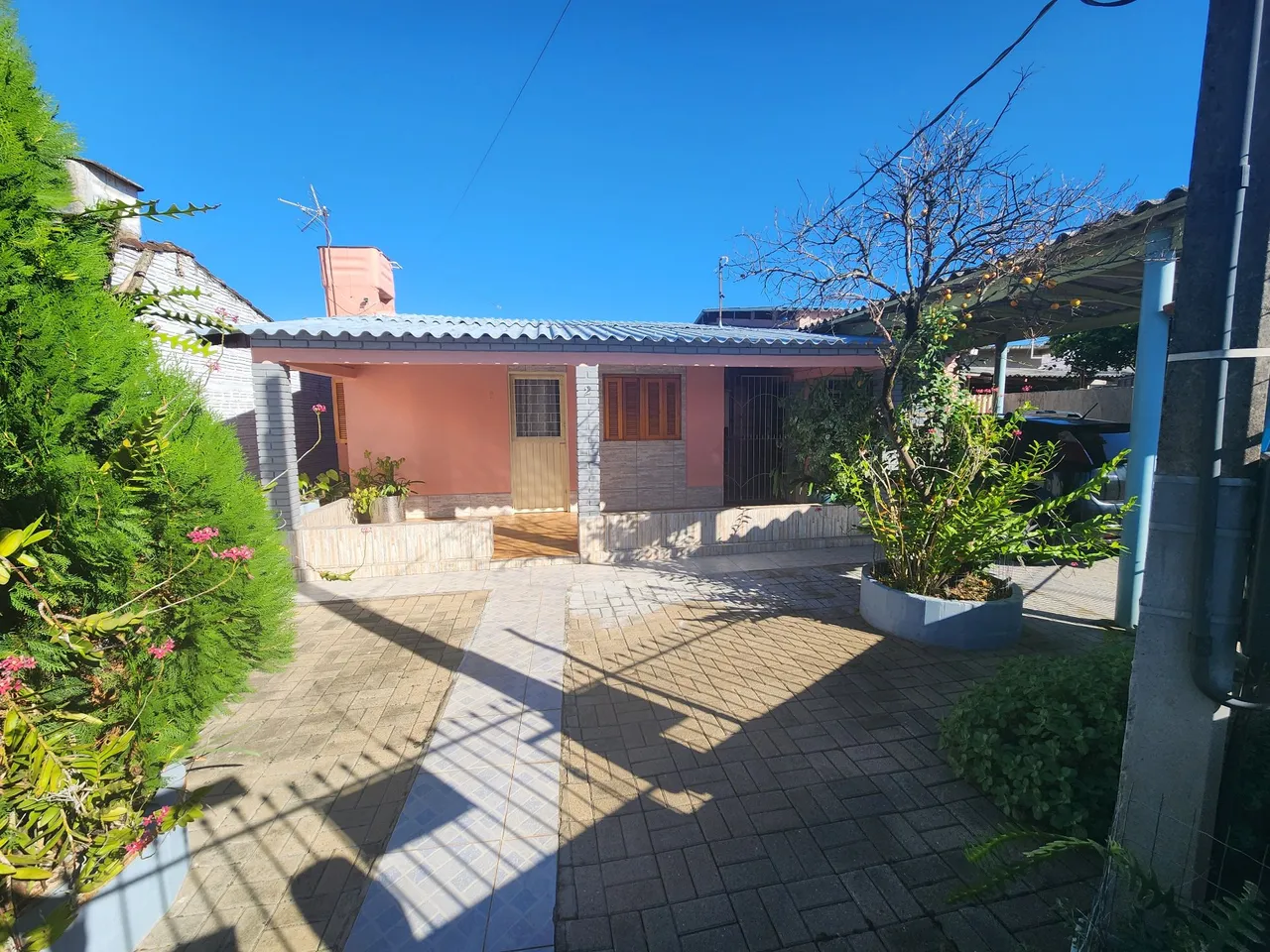 Casa com 3 Dormitórios e Piscina no Bairro Guajuviras - Canoas/RS