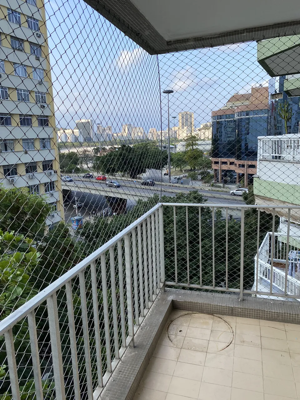 Excelente quarto e sala com varanda e vista praia de Botafogo frente vaga de garagem