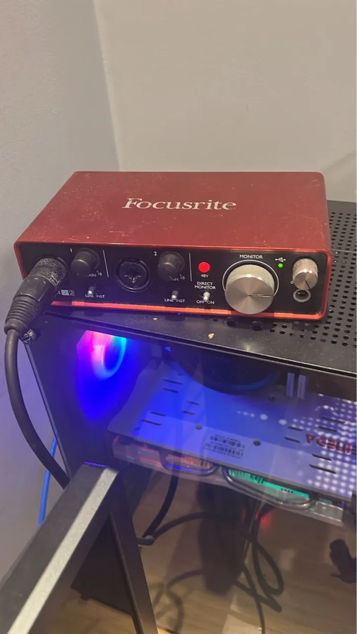 Focusrite Scarlett 2i2 - Interface de Áudio