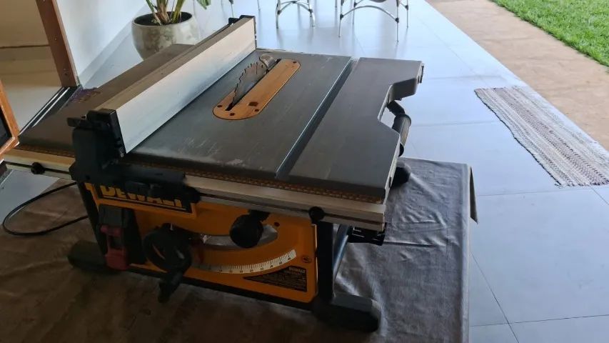 Serra circular de bancada dewalt modelo 7492, extensão deslizante até 825mm 220v 2000W. - Foto 2