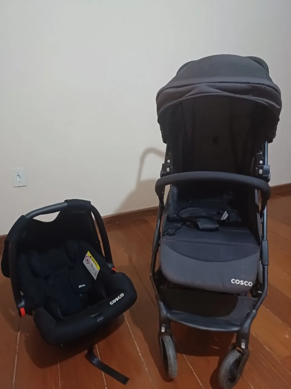 Carrinho de bebê com bebe conforto. - Cosco