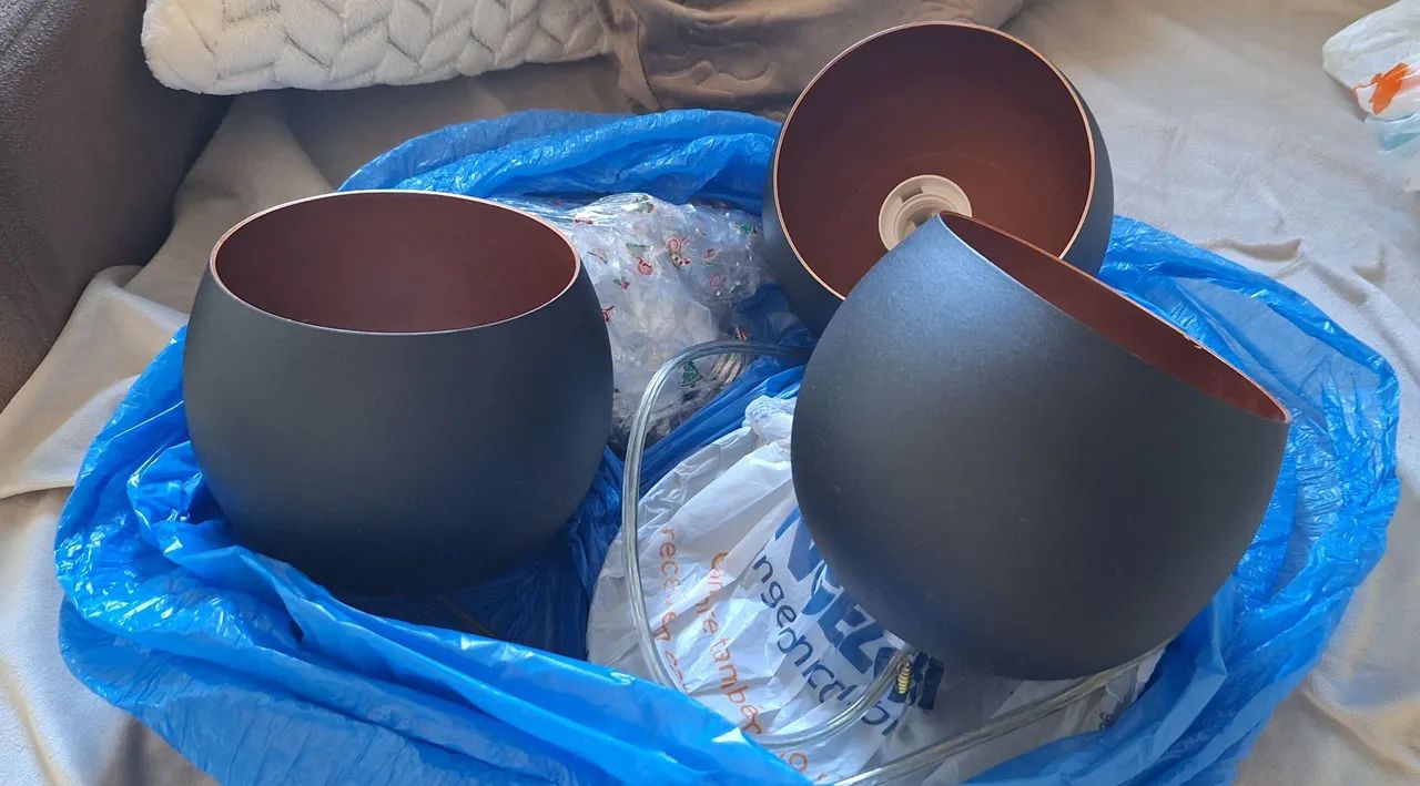 Lustre Pendente Triplo Esférico Preto com Cobre - Foto 3