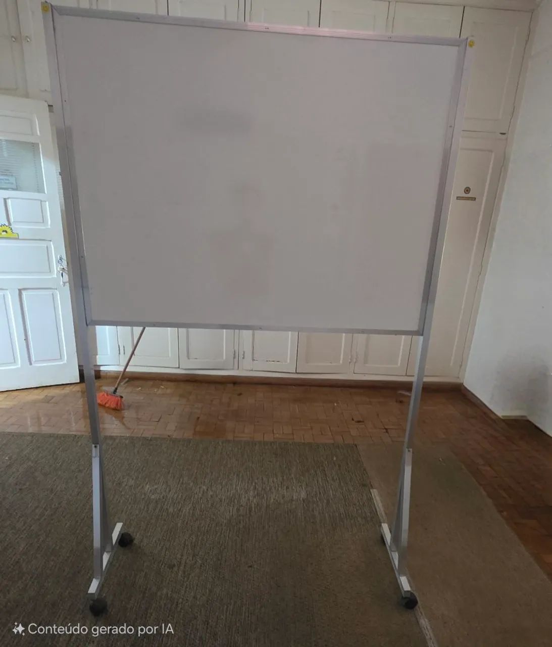 Quadro branco móvel com rodinhas dupla face