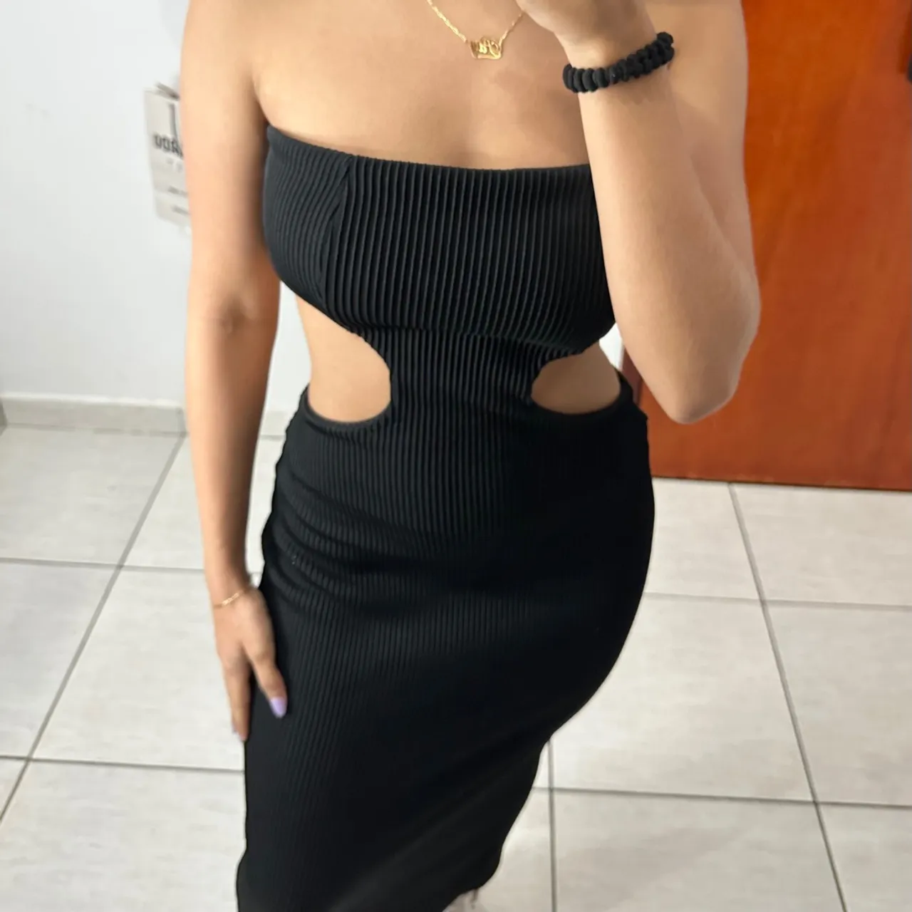 Vestido Tubinho Preto com Recortes Laterais