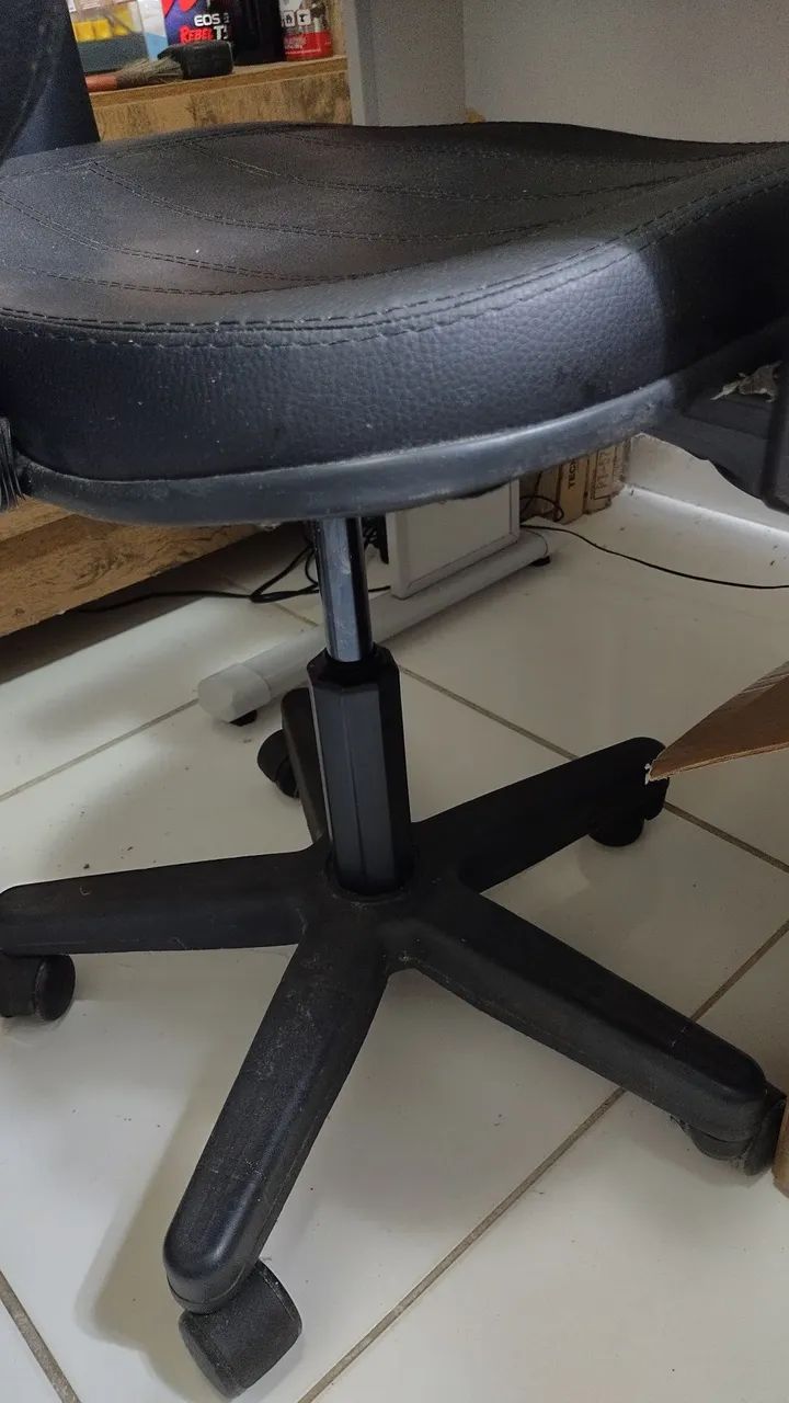 Cadeira de Escritório Com Braço de Apoio e Dodas - Foto 5