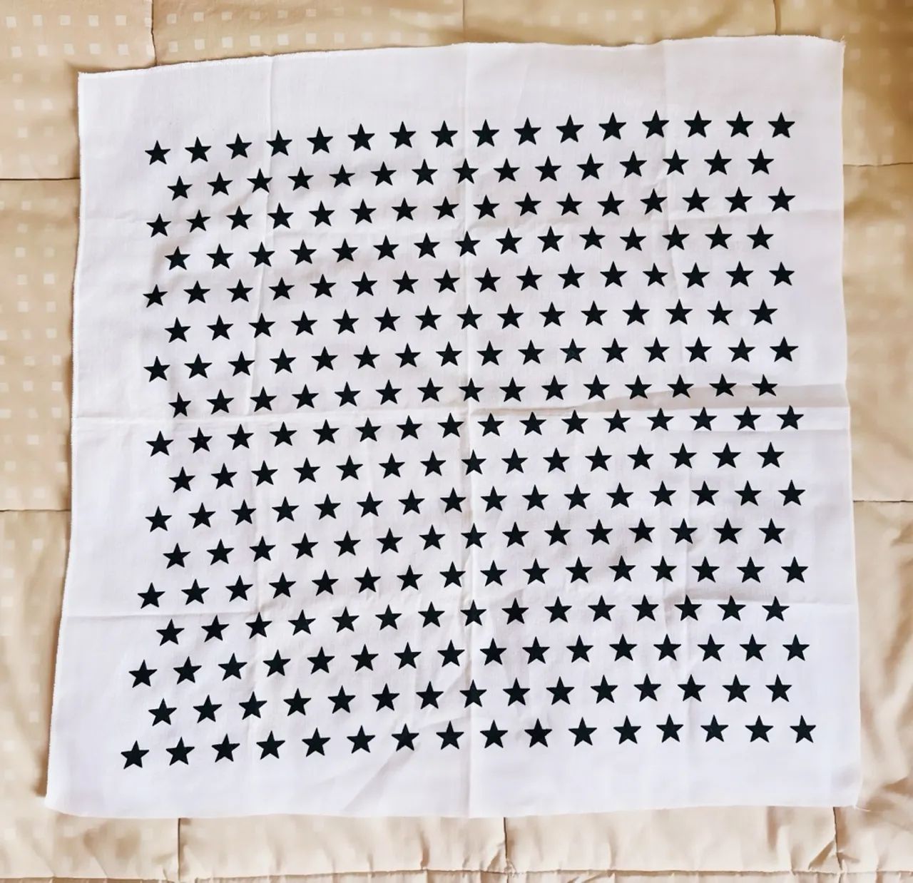 lenço branco com estrelas pretas tipo bandana - Foto 2