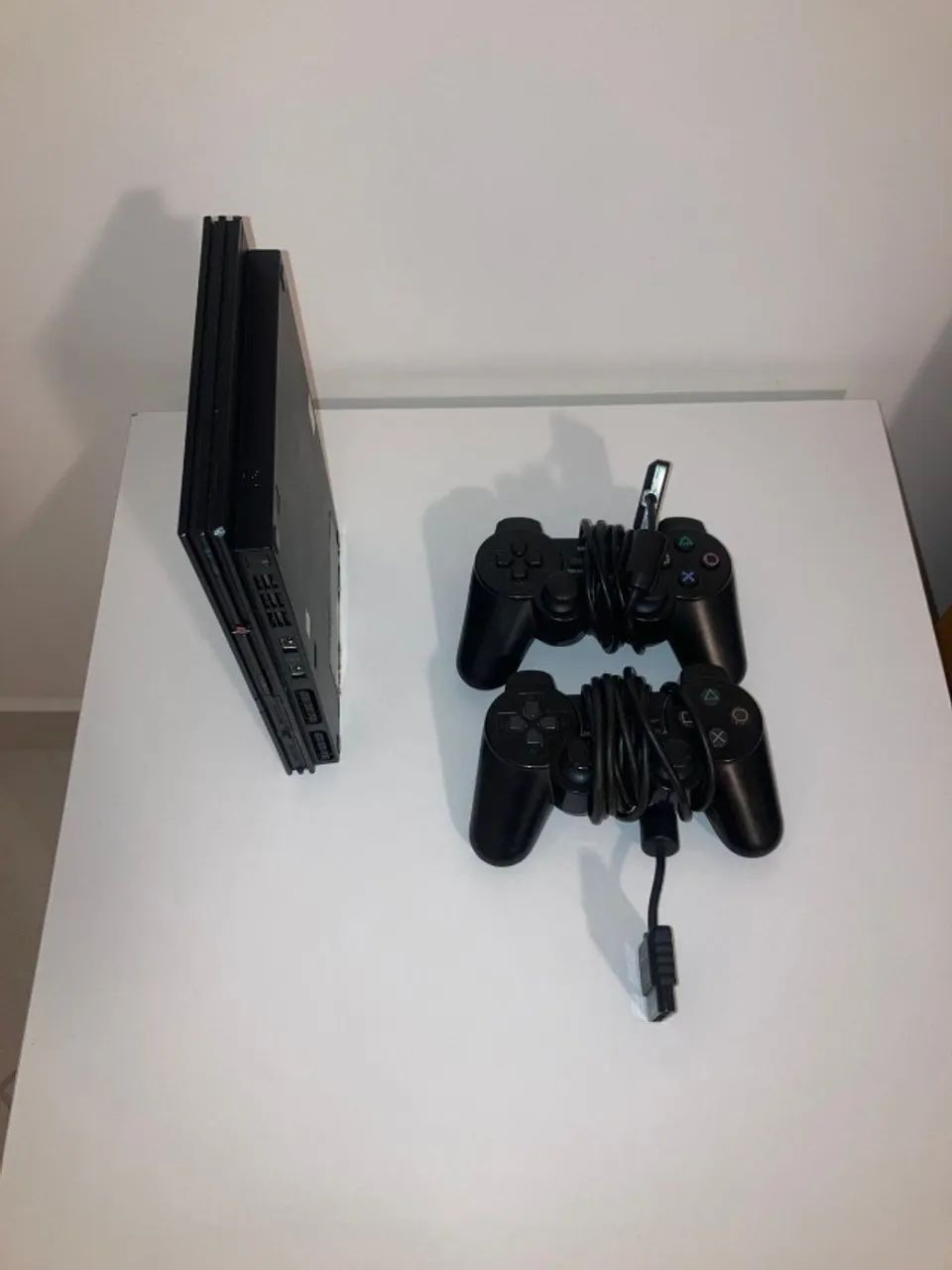 Ps2 (destravado) em excelente estado, com dois controles, e um jogo incluso