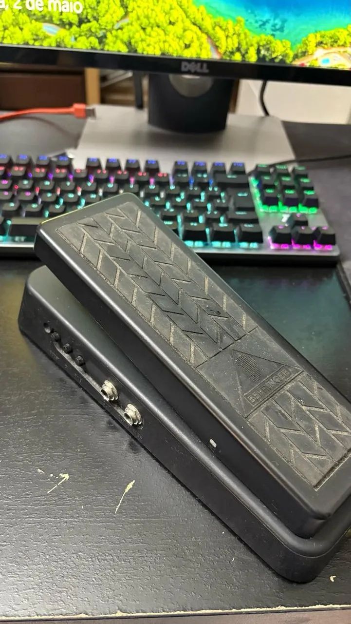 Pedal Wah Wah  Behringer Hell Babe 