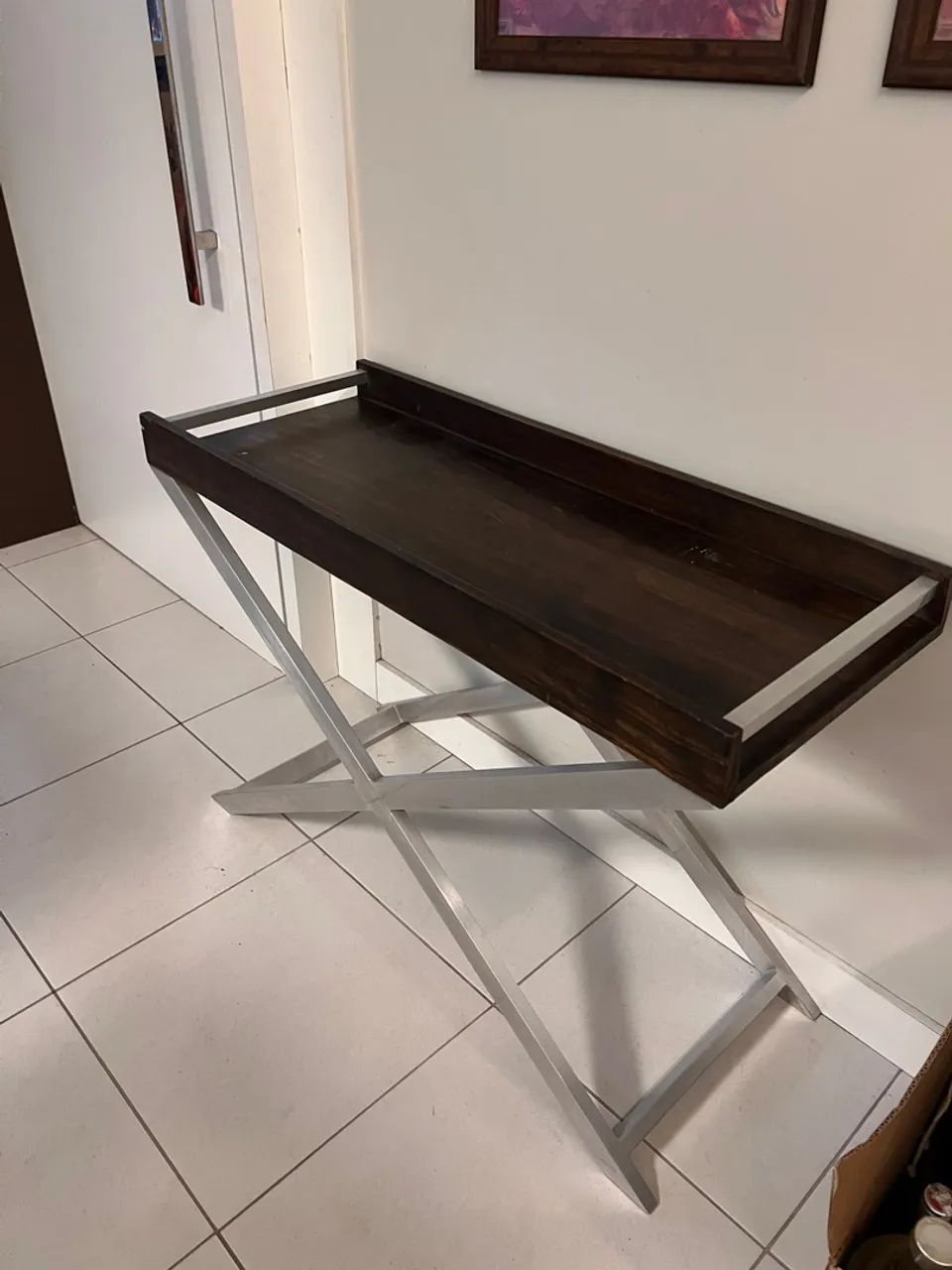 Mesa de apoio em madeira com estrutura em metal