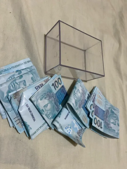 Caixa de Acrílico com notas para atrair prosperidade 