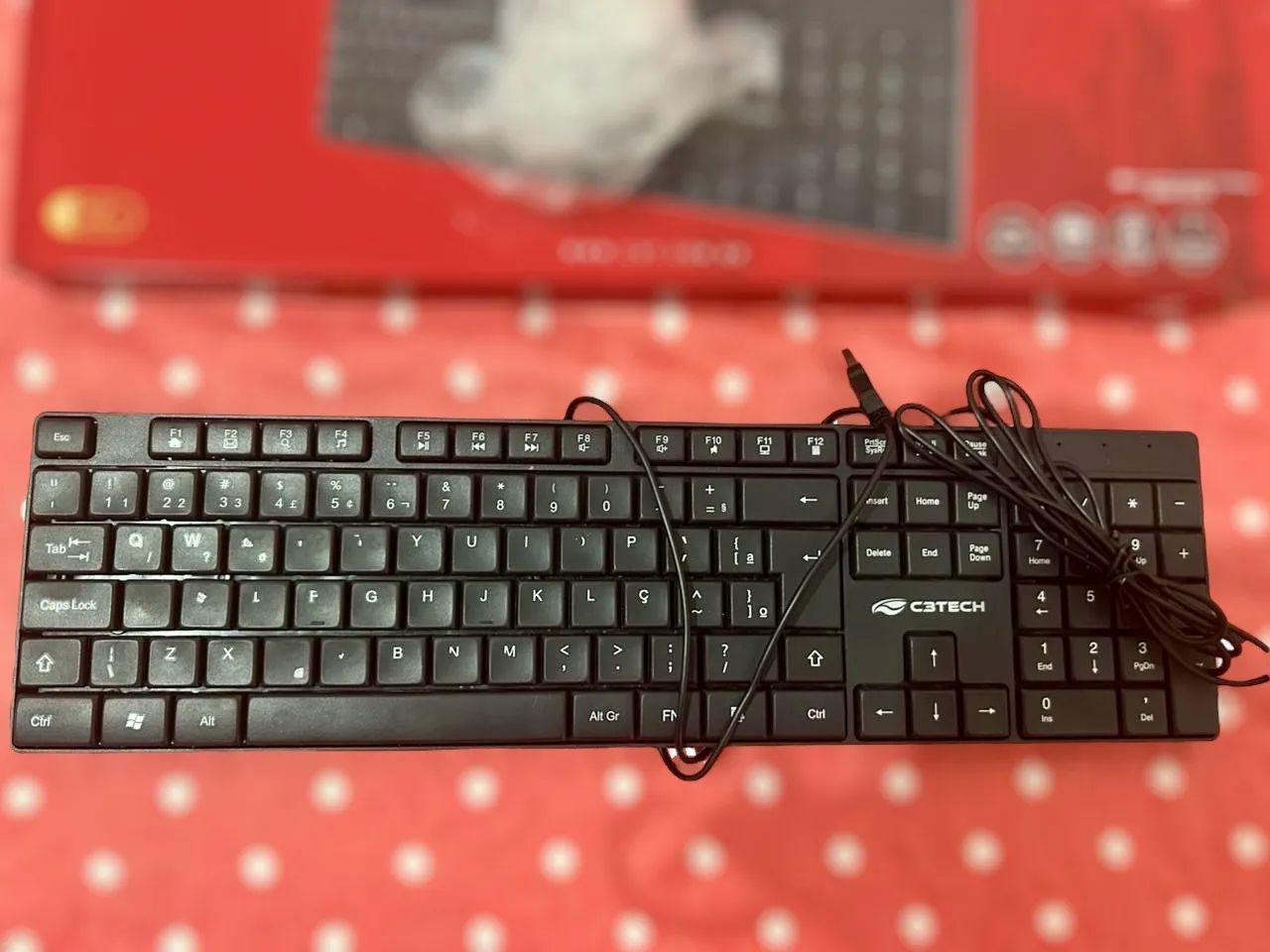 Teclado USB semi novo para PC - apenas 3 meses de uso, ainda na caixa.