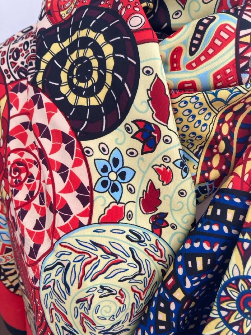 Lenço tipo seda , cetim,  estampado vibrante - Foto 2