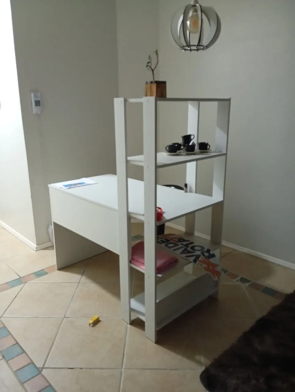 Balcão de micro. E escrivaninha.