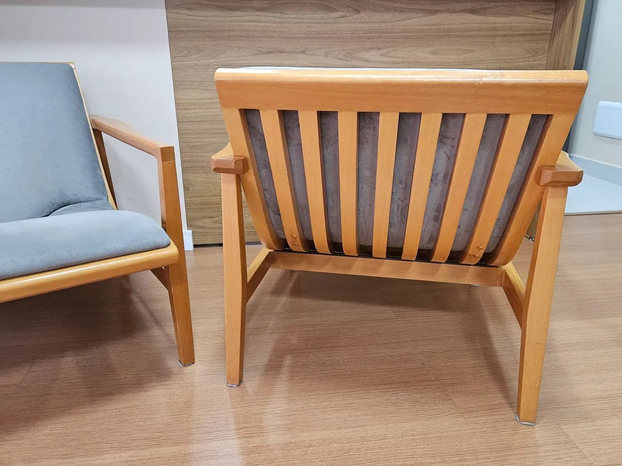 Vendo 2 Poltronas com base em madeira maciça  - Foto 2