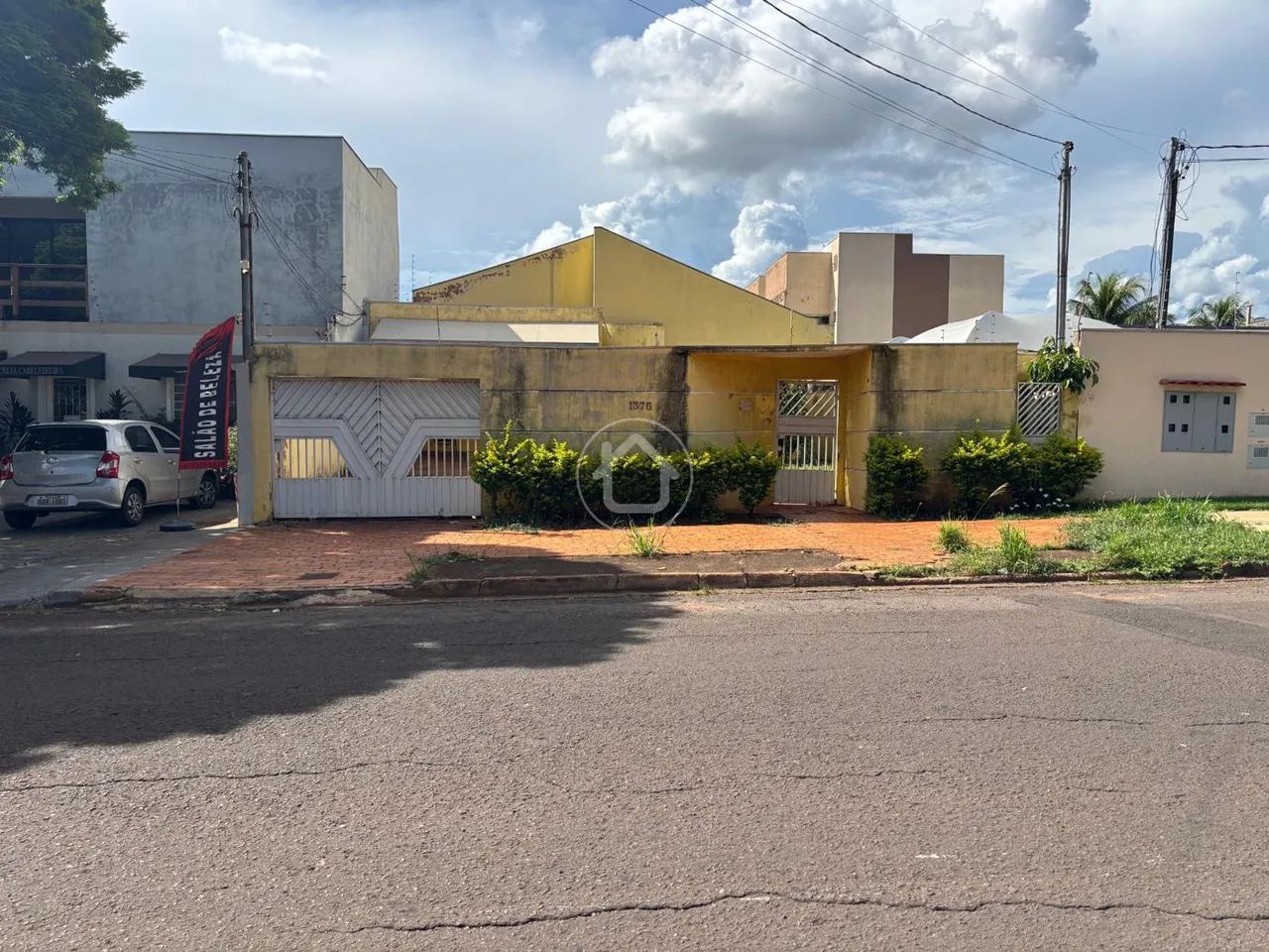 CASA COM ALPLO TERRENO - Foto 2