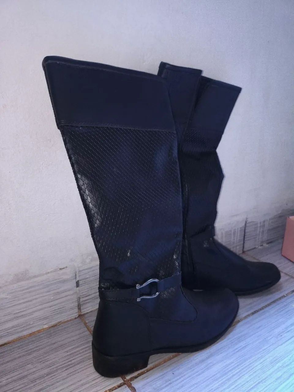 Bota preta cano alto