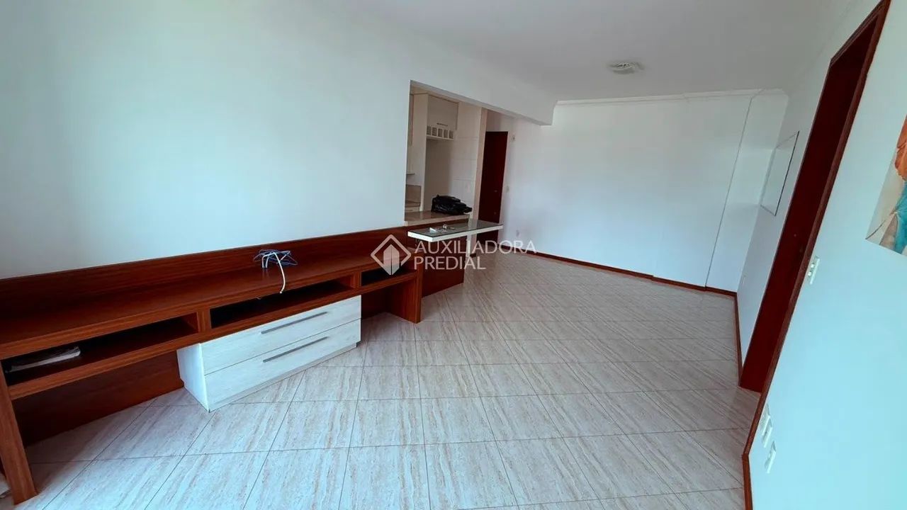 Apartamento Semimobiliado com 3 Dormitórios e 2 Vagas