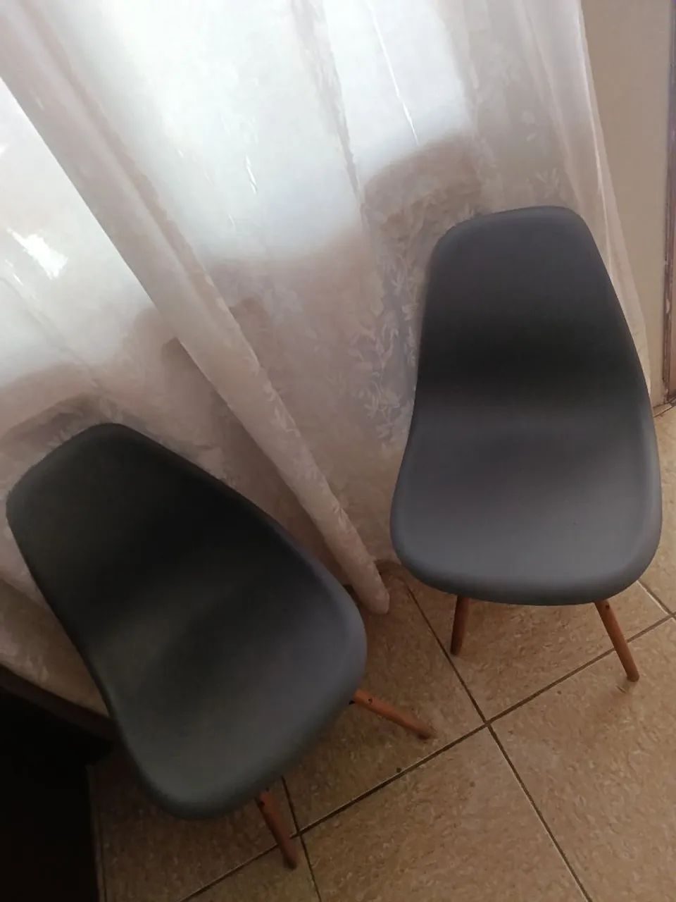 Conjunto de 2 cadeiras estilo Eiffel semi novas 